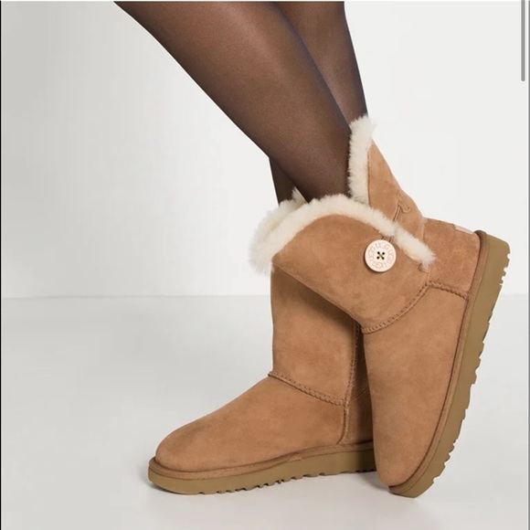 UGG Shoes - UGG 👢boots bailey button 2 boots II chestnut suede reversible fur women’s sz 8!
